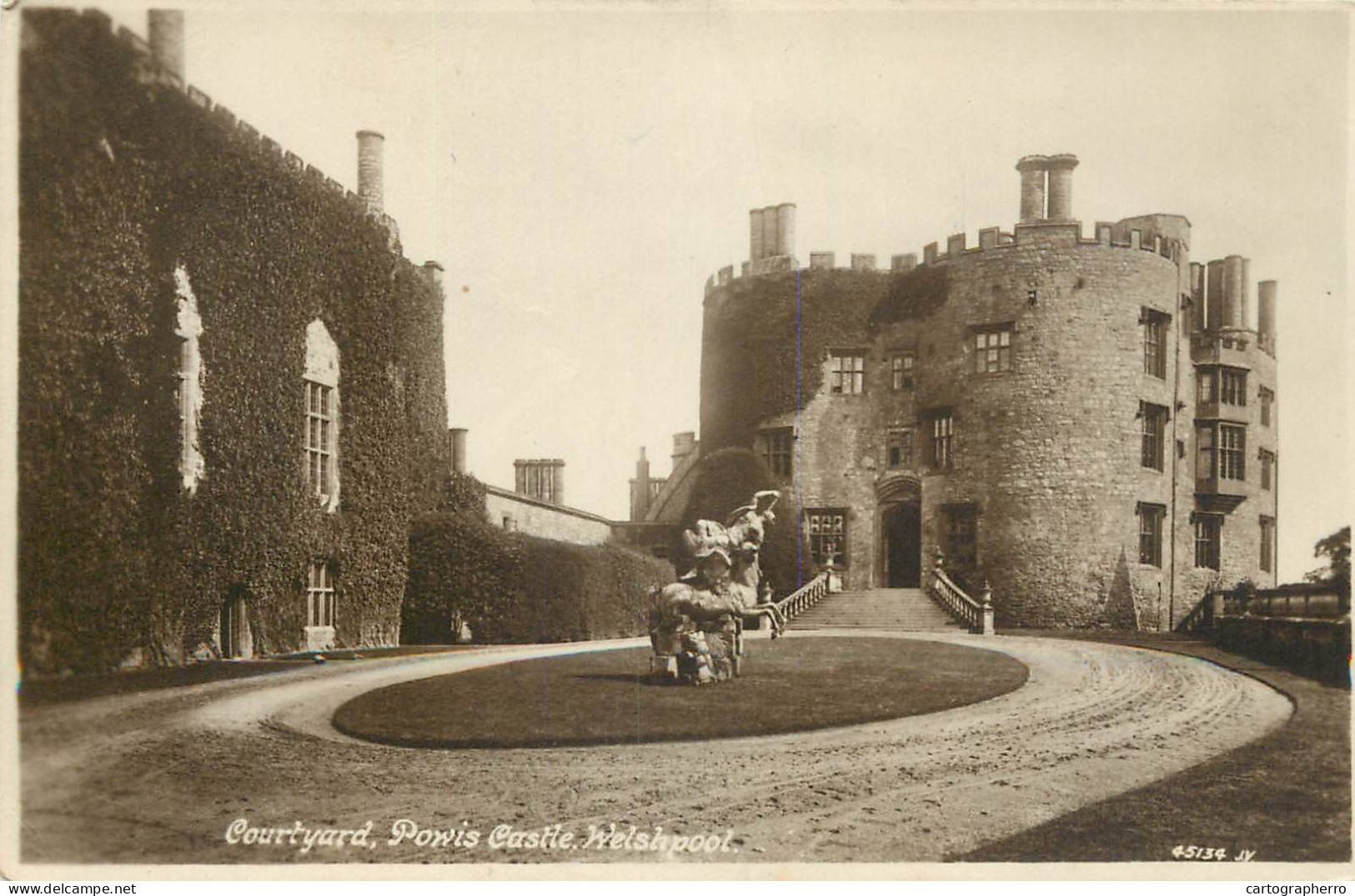 British Castles Architecture Powis Castle Welshpool Courtyard - Castelli