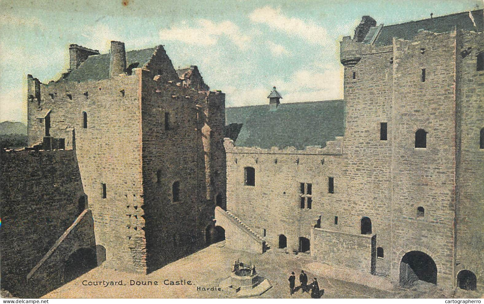 British Castles Architecture Doune Castle Courtyard Well - Schlösser