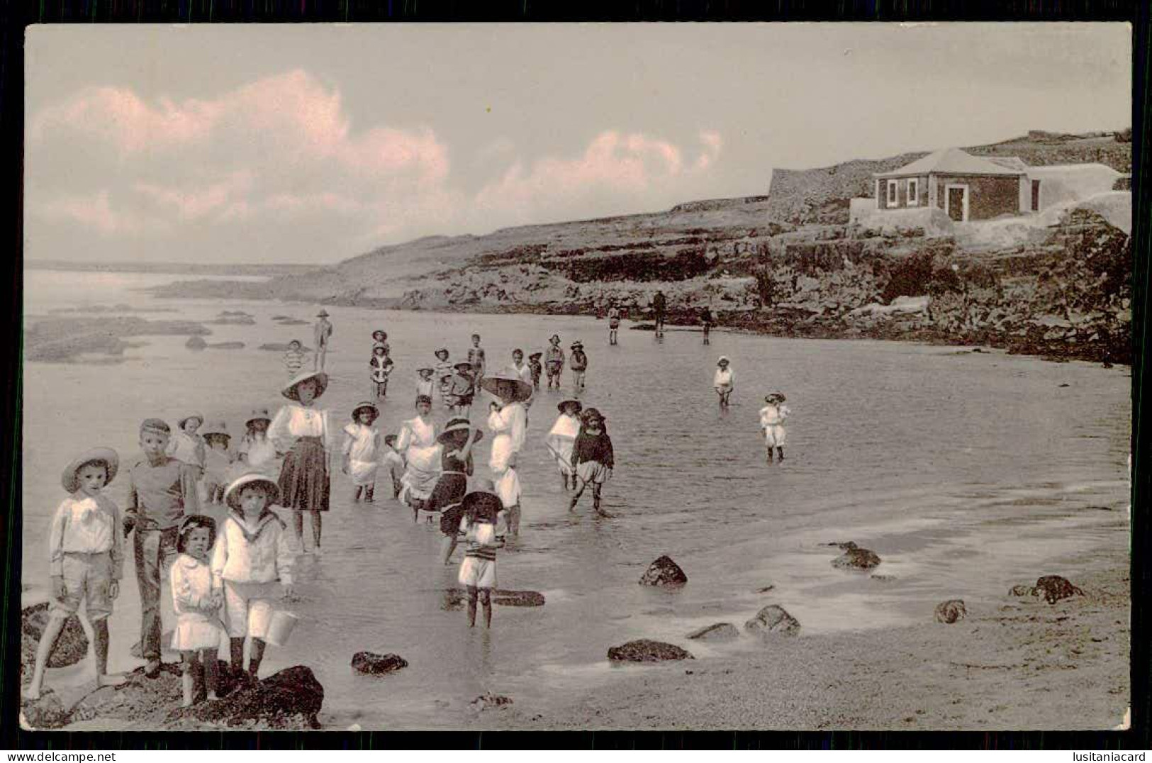 MAFRA -ERICEIRA - Grupo De Crianças Brincando Na Praia( Ed. Da Casa Comercial - Angelo Augusto Do Carmo)   Carte Postale - Lisboa