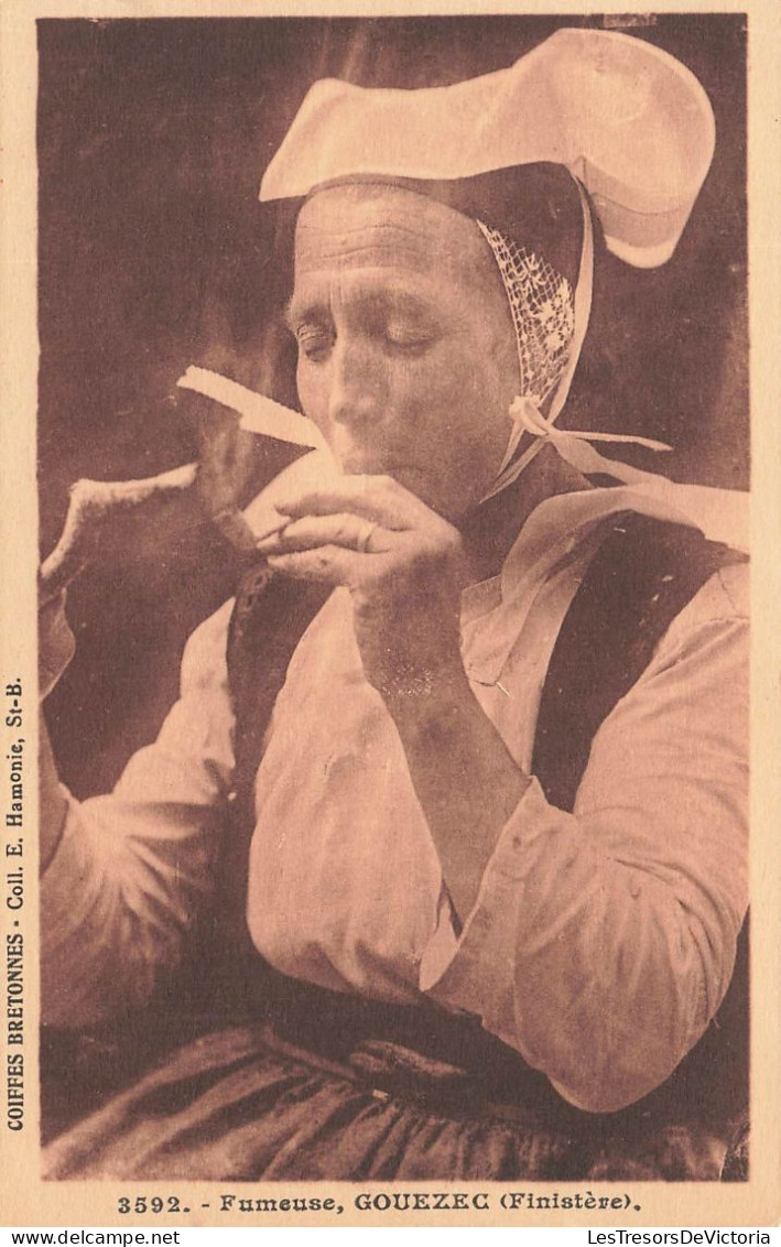 FOLKLORE - Costumes - Fumeuse - Gouezec - Carte Postale Ancienne - Trachten