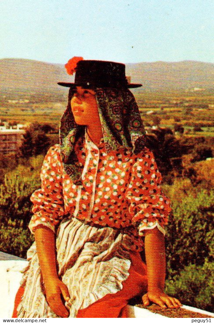 Faro. Région De Algarve. Cheminée Décorée  Et Montagnarde En Costume Traditionnel. 1980 - Faro
