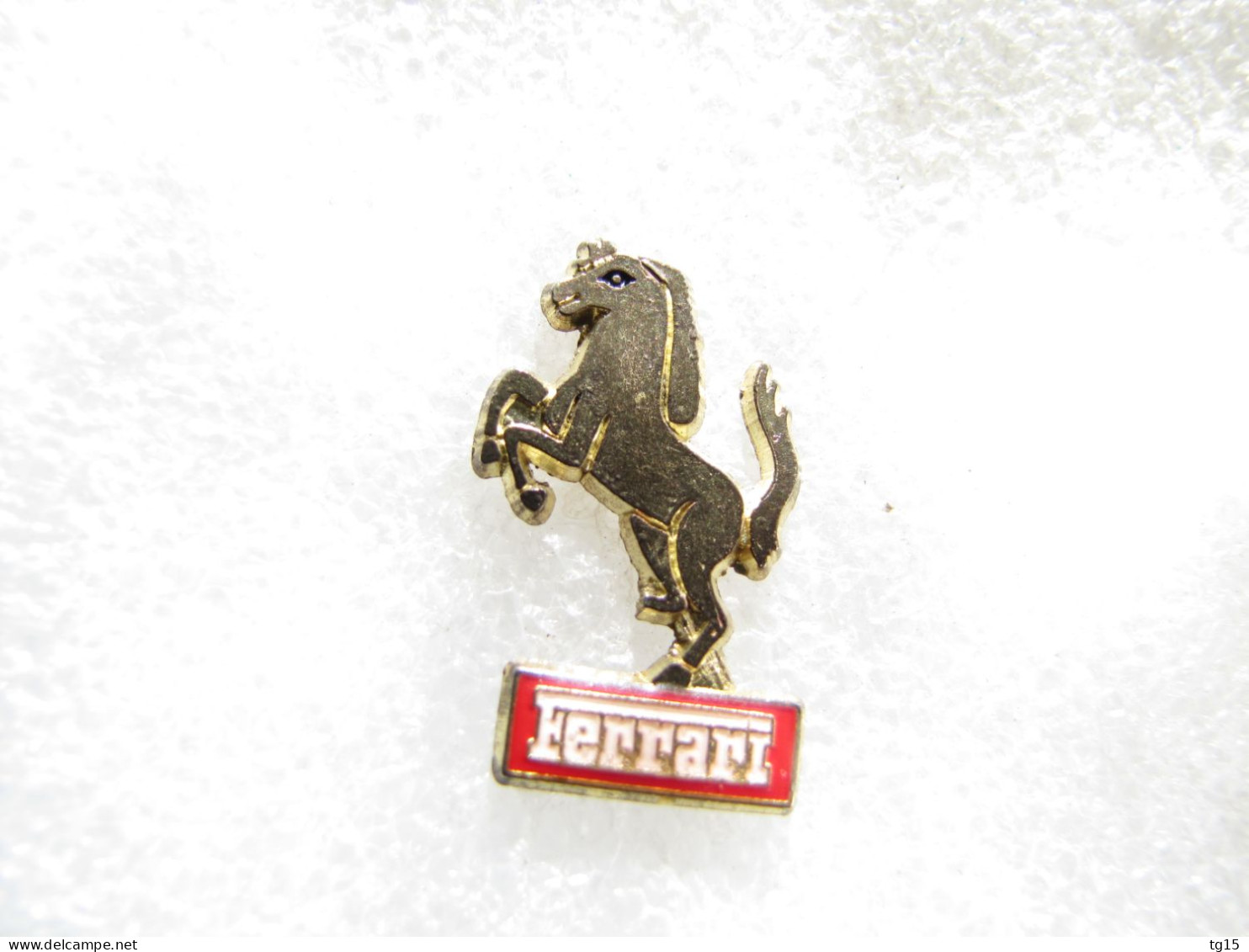 PIN'S  LOGO  FERRARI   Dorure Ternie - Ferrari