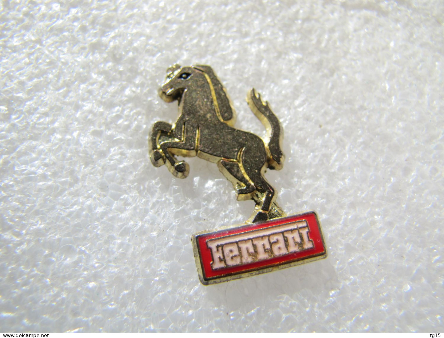PIN'S  LOGO  FERRARI   Dorure Ternie - Ferrari