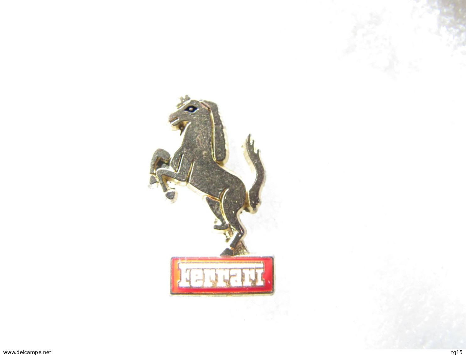 PIN'S  LOGO  FERRARI   Dorure Ternie - Ferrari