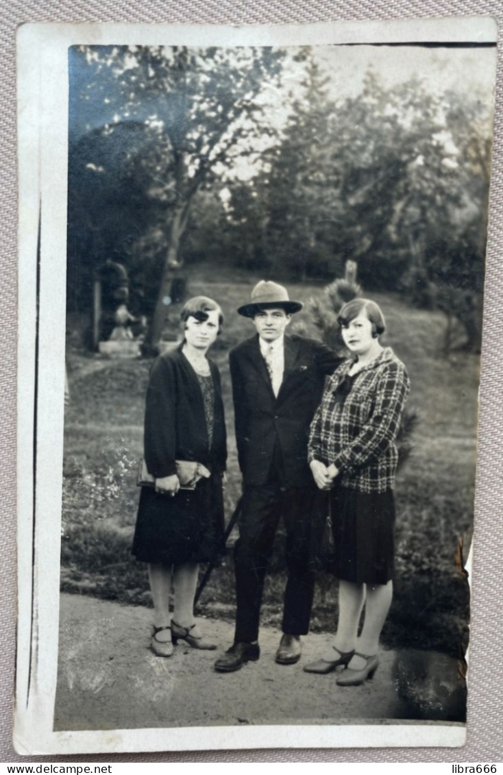 1927 Originele Foto Photo Originale Jonge Man Met 2 Jonge Vrouwen - Jeune Homme Avec 2 Jeune Femmes (Russian?) 14 X 9 Cm - Anonyme Personen