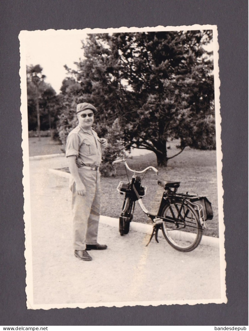 Photo Originale Vintage Snapshot Militaire Et Son Deux-roues Velosolex Velo Solex   ( 58869) - Cars