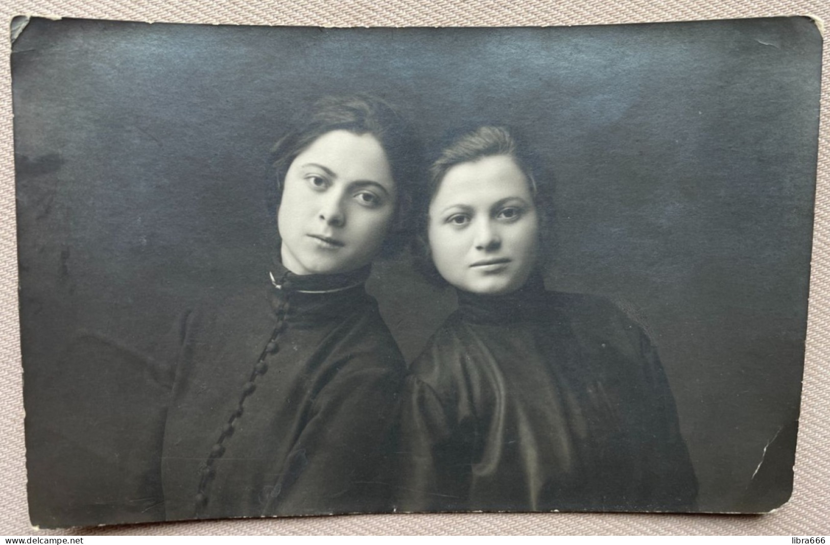 1923 - Originele Foto - Photo Originale / Twee Jonge Vrouwen - Deux Jeunes Femmes (Russian?) - 13,5 X 9 Cm. - Anonymous Persons