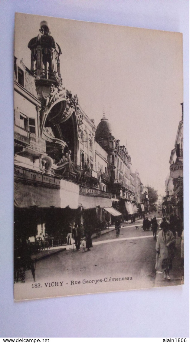 Carte Postale Ancienne ( AA8 ) De Vichy , Rue Georges Clémenceau - Vichy