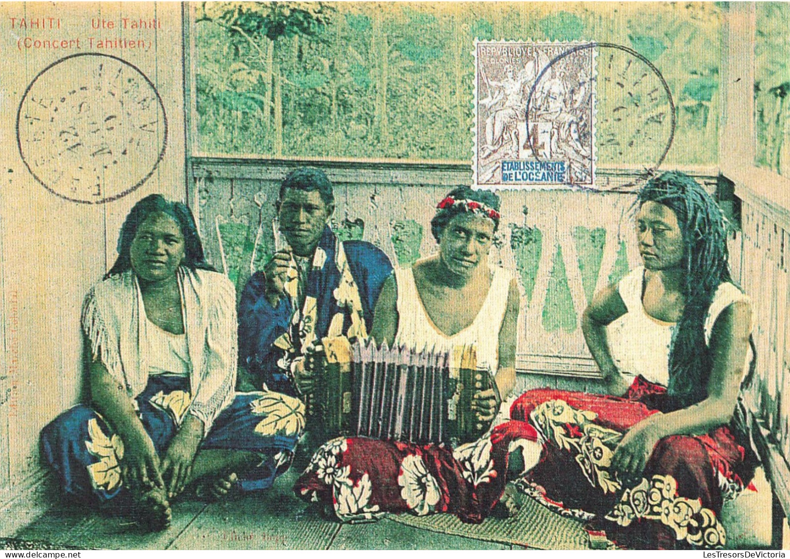 POLYNESIE FRANCAISE - Groupe De Musiciens - Case - Terrasse - Accordéon - Carte Postale - Tahiti