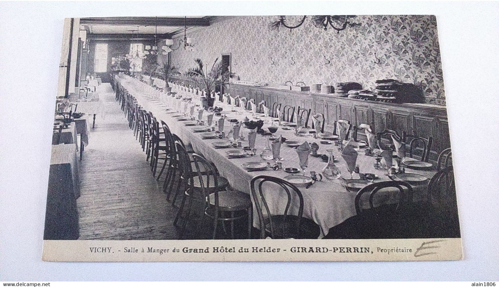 Carte Postale Ancienne ( AA8 ) De Vichy , Grand Hotel Du HELDER ,  Propriétaire  GIRARD  PERRIN . Salle à Manger - Vichy