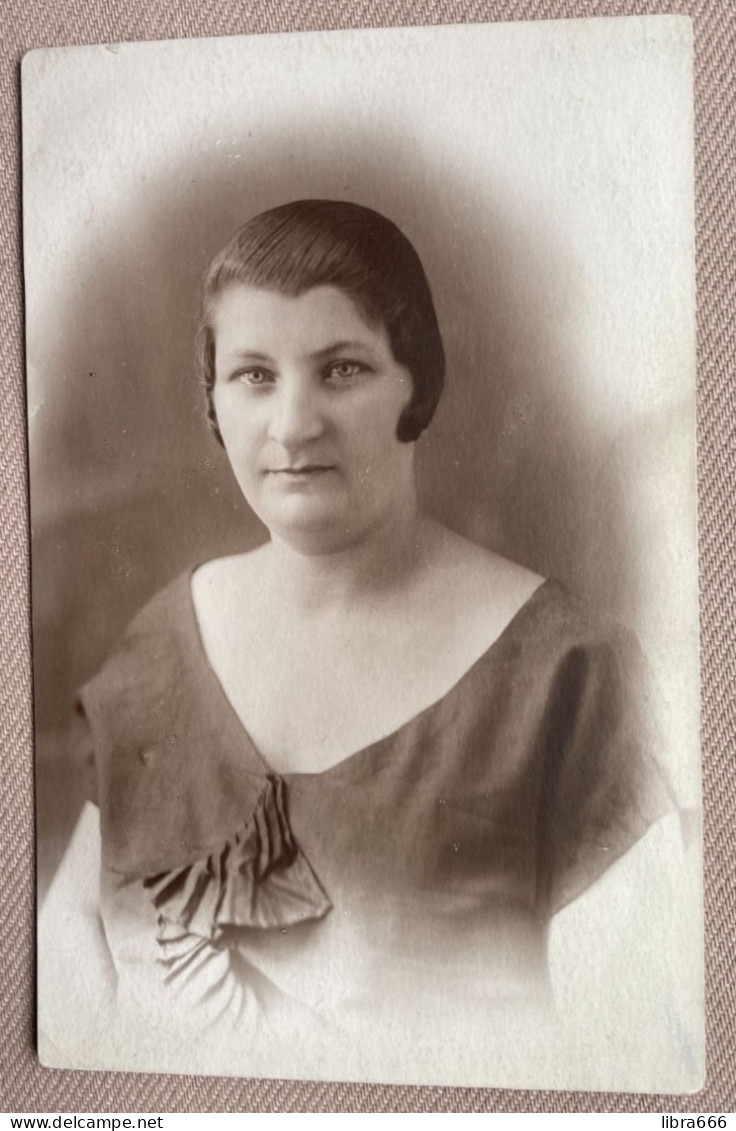 1930 - Originele Foto - Photo Originale / Portretfoto Vrouw - Portrait Photo Femme (Russian?) - 13,5 X 8,5 Cm. - Anonymous Persons