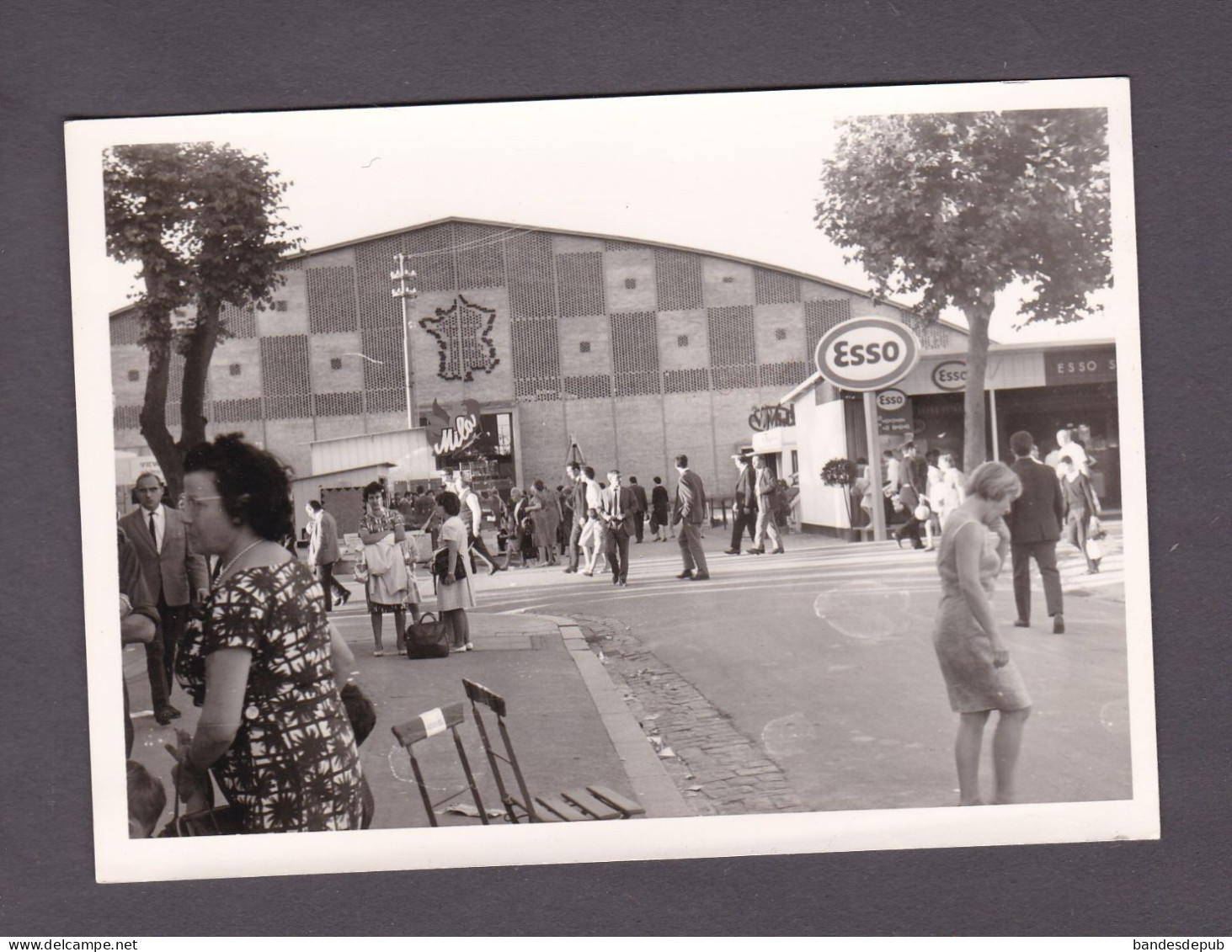 Photo Originale Vintage Snapshot Foire Europeenne De Strasbourg Stand ESSO   (58869) - Places