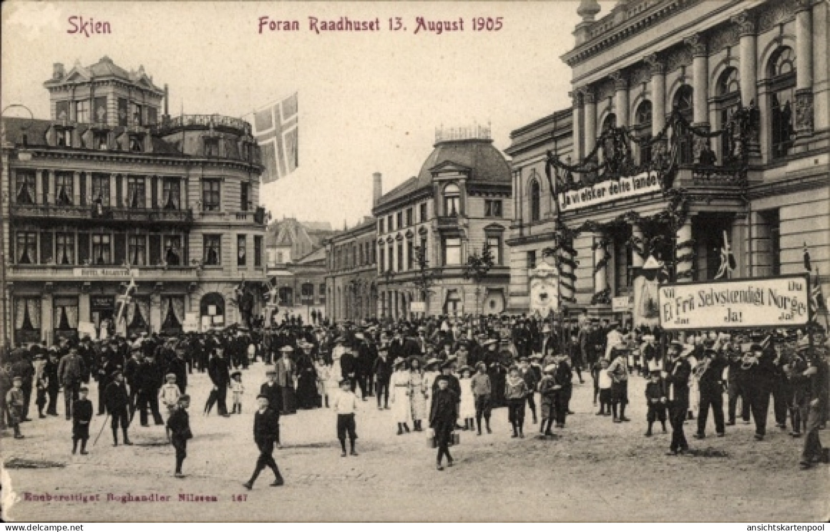 CPA Skien Norwegen, Menschenmenge Vor Dem Rathaus, 13. August 1905, Festschmuck - Norwegen