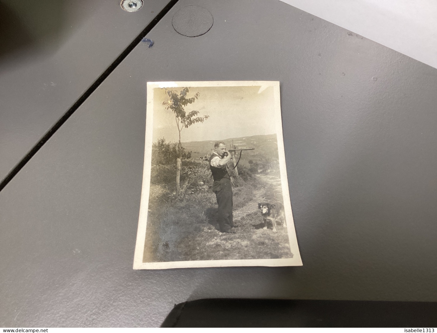 PHOTO SNAPSHOT 1920 Cannes Homme Sur Un Chemin Qui Tire à La Carabine Chien à Côté à Ses Pieds. Arbre Forêt. - Anonymous Persons