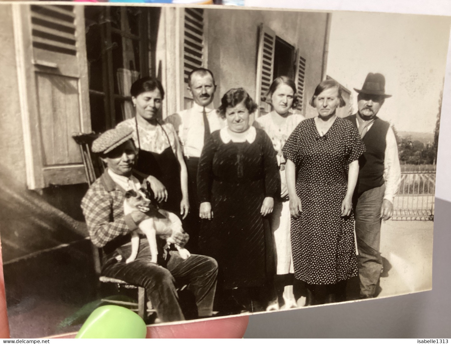 PHOTO SNAPSHOT 1920 Cannes Photo De Groupe Homme Femme Devant Maison, Homme, Assis Avec Chien Sur Les Genoux. - Anonymous Persons