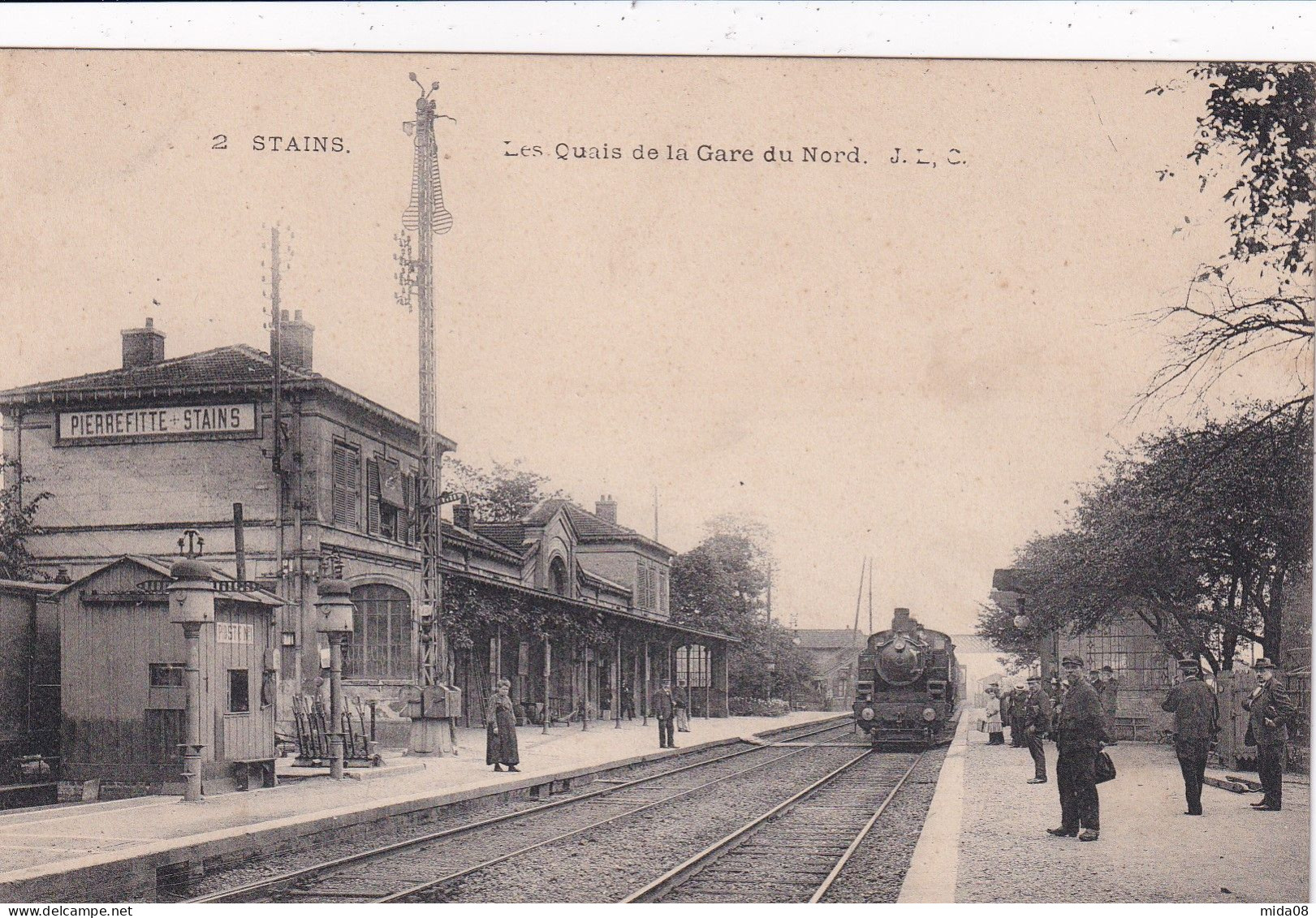 93. STAINS . Les Quais De La Gare Du Nord . Animée . Train - Stains