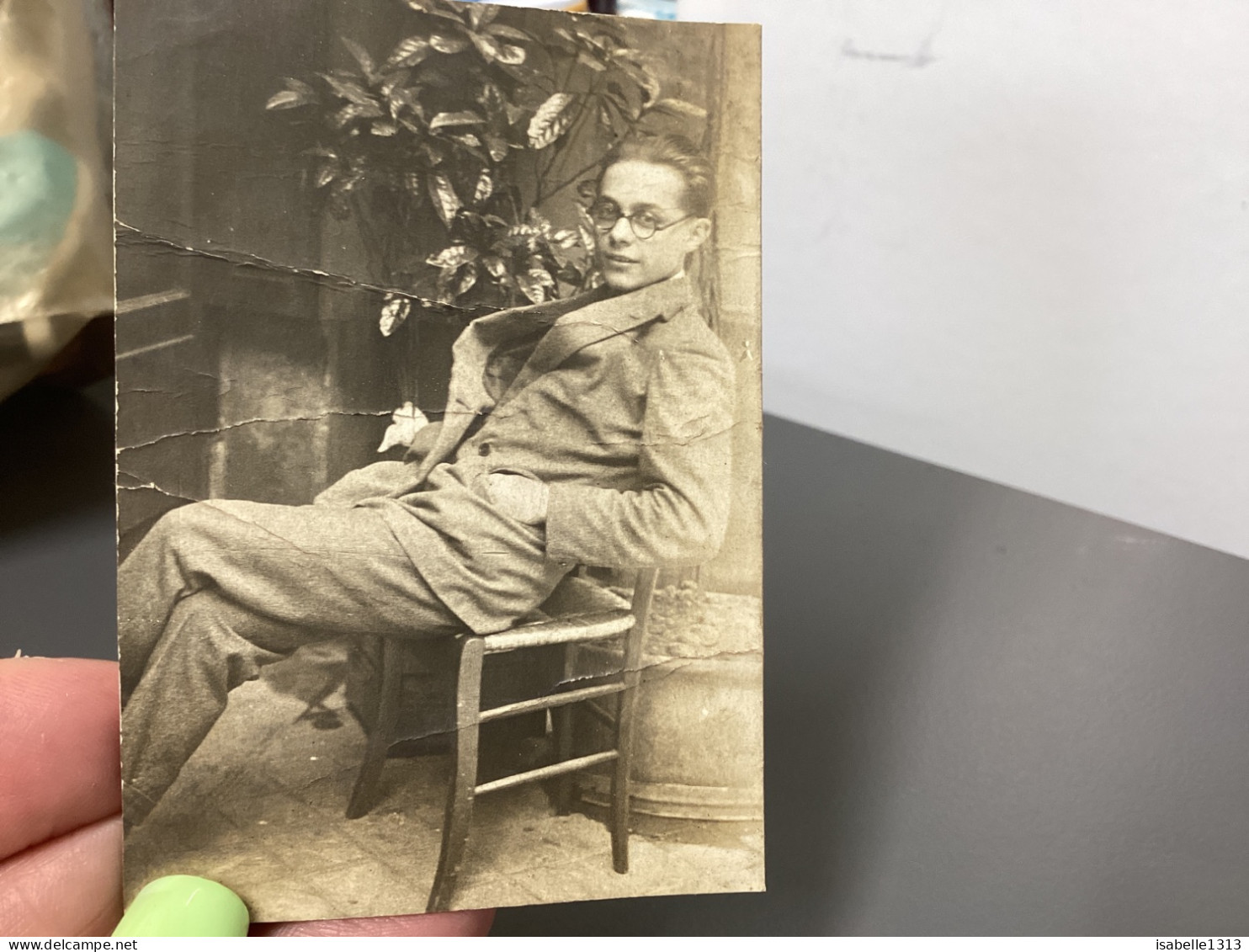 PHOTO SNAPSHOT 1920 Cannes  Jeune Garçon, Les Mains Dans Les Poches Avec Des Lunettes, Assis Sur Une Chaise Plante à Côt - Places