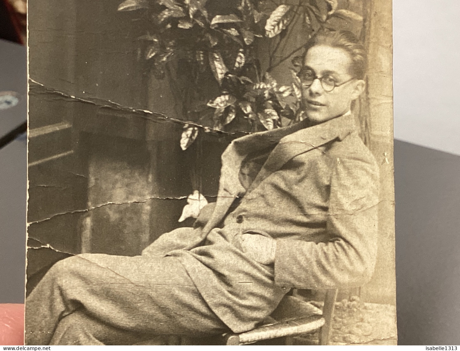 PHOTO SNAPSHOT 1920 Cannes  Jeune Garçon, Les Mains Dans Les Poches Avec Des Lunettes, Assis Sur Une Chaise Plante à Côt - Places