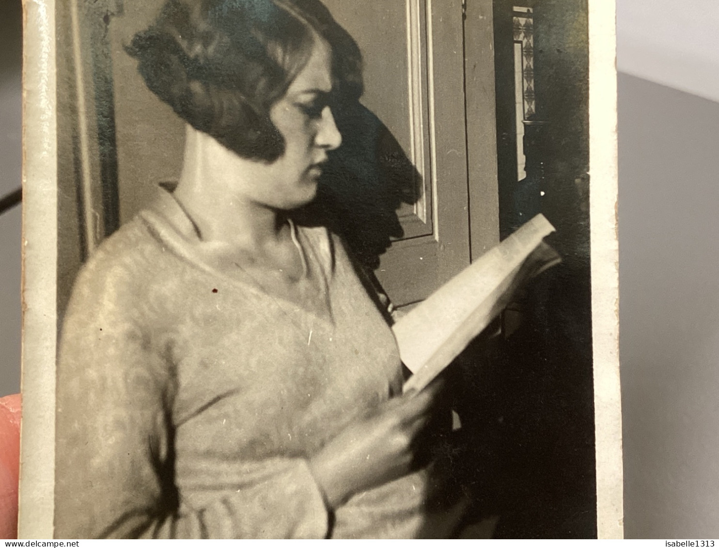 PHOTO SNAPSHOT 1920 Cannes Femme De Profil En Train De Lire, Debout Contre Une Porte Papier à La Main - Personnes Anonymes