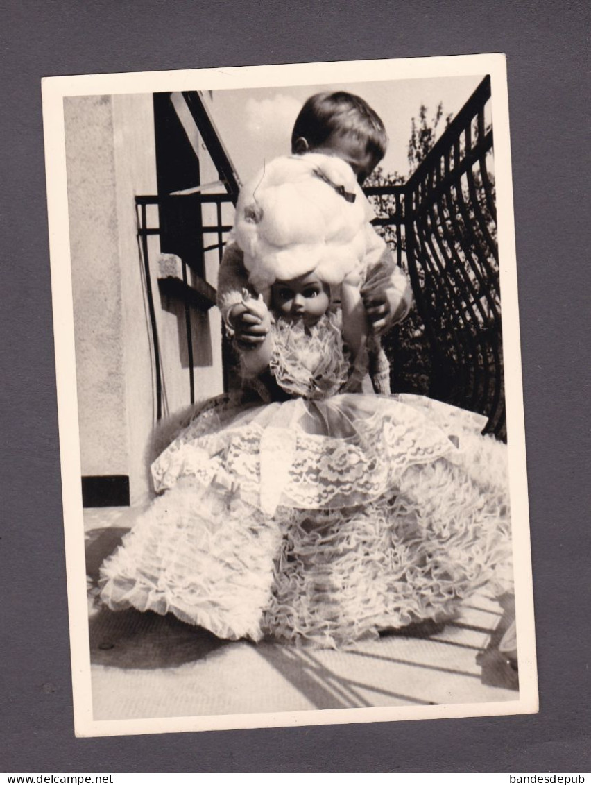 Photo Originale Vintage Snapshot Enfant Et Grande Poupée Sur Balcon (58869) - Sin Clasificación