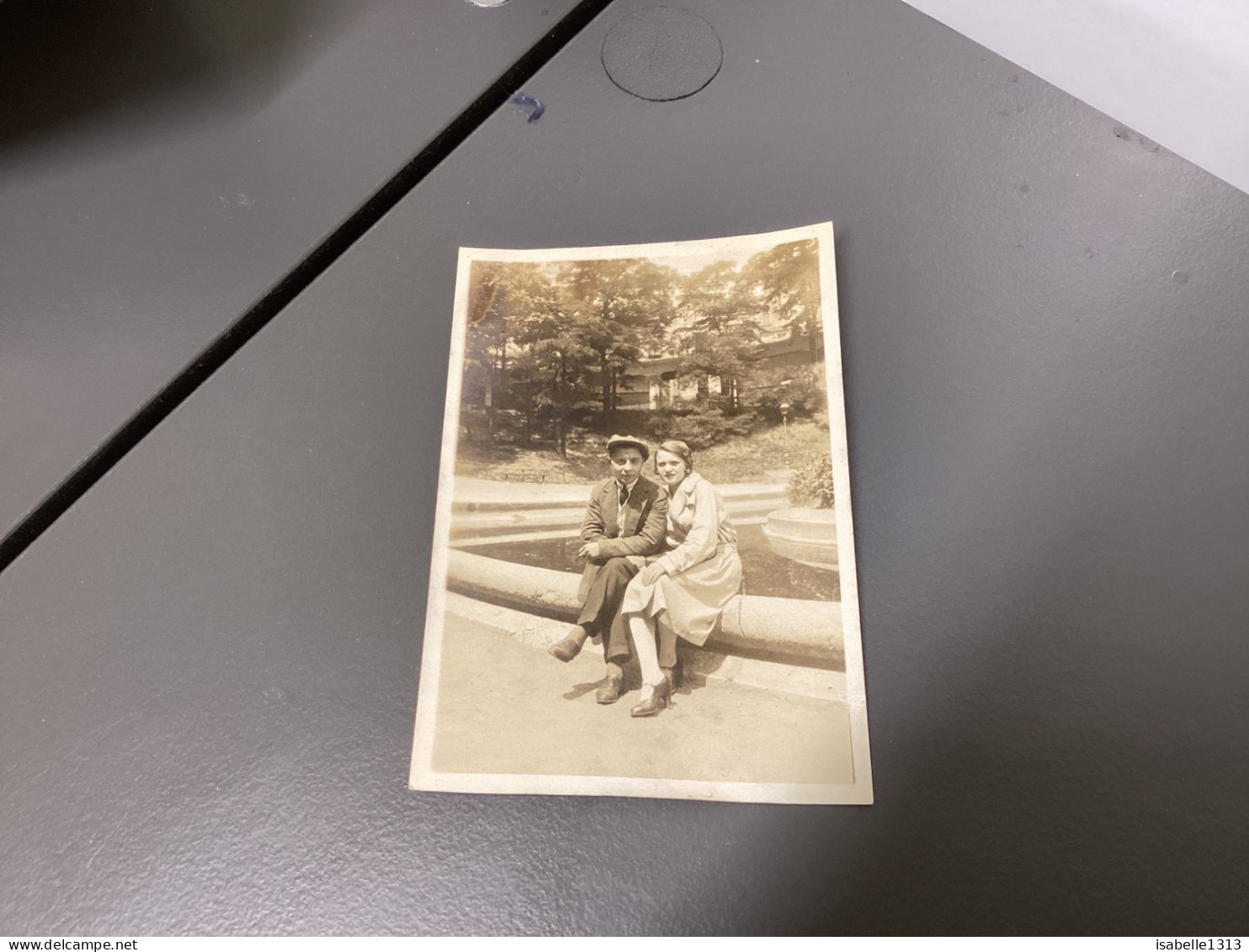 Photo Snapshot 1920 Cannes Femme à Côté De L’autre Assise à Côté D’une Fontaine Jet D’eau Maison Arbre - Personnes Anonymes