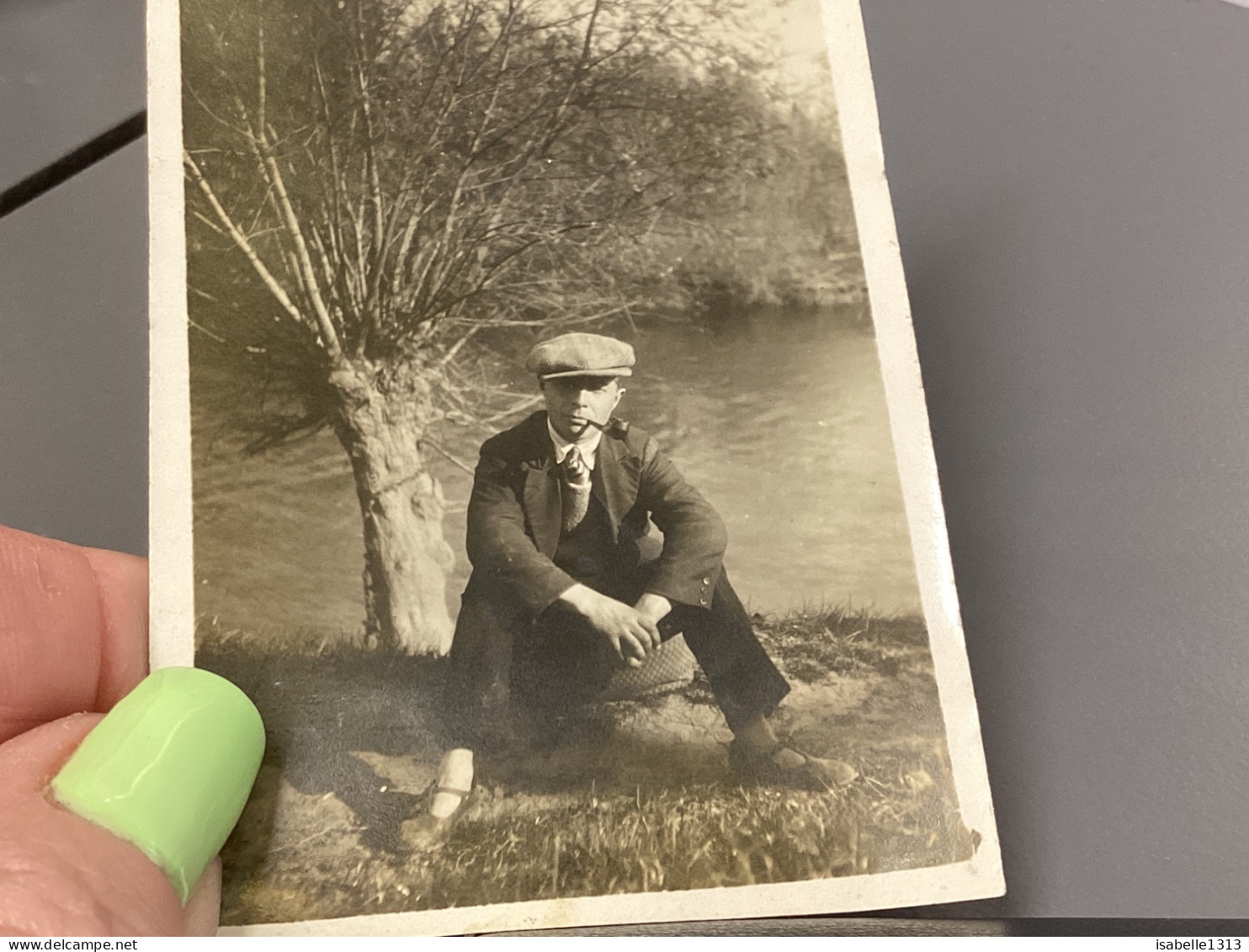 Photo Snapshot 1920 Cannes Homme, Assis Au Bord D’une Rivière Contre Un Arbre Pipe à La Bouche, Jambes écartées - Personnes Anonymes