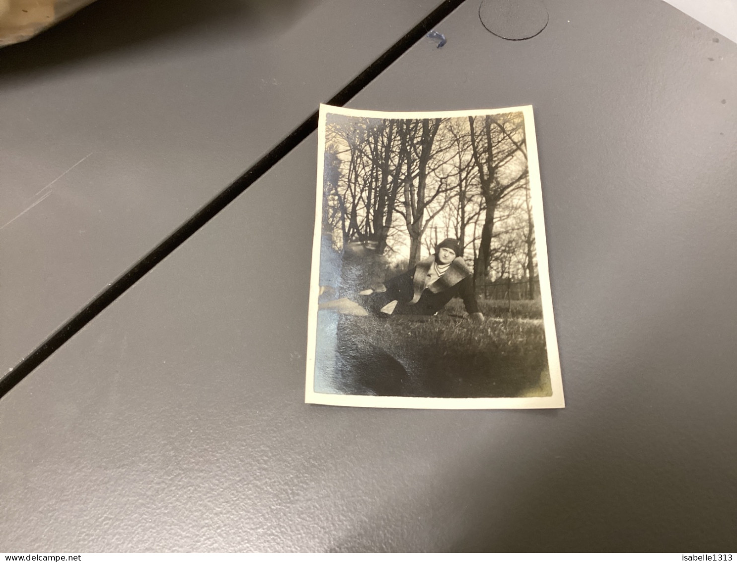 Photo Snapshot 1920 Cannes Portrait Belle Femme, Allongée Par Terre Dans L’herbe En Manteau Fourrure, Arbre Jardin, Squa - Personnes Anonymes