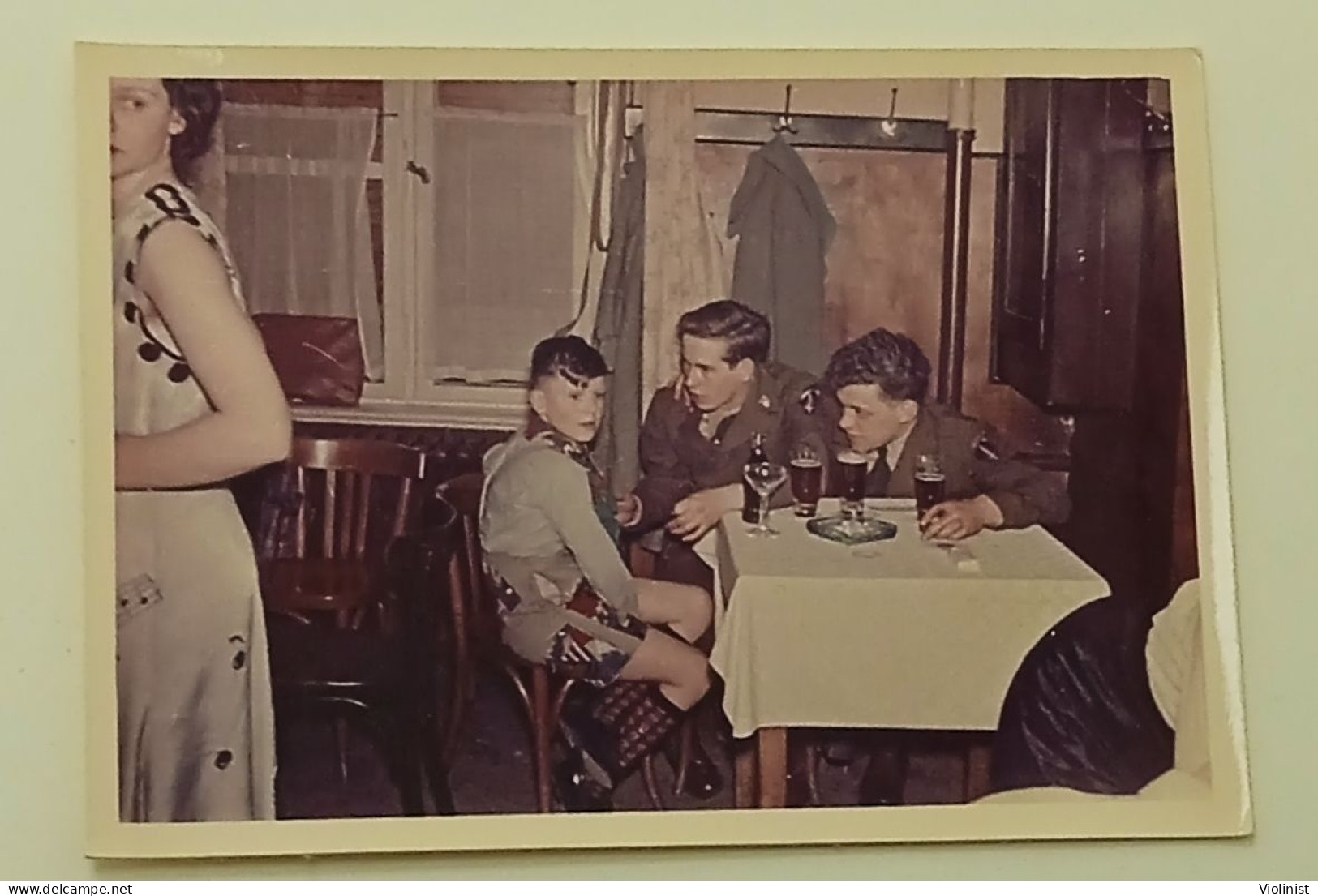 A Boy And Two Soldiers In A Pub - Personnes Anonymes