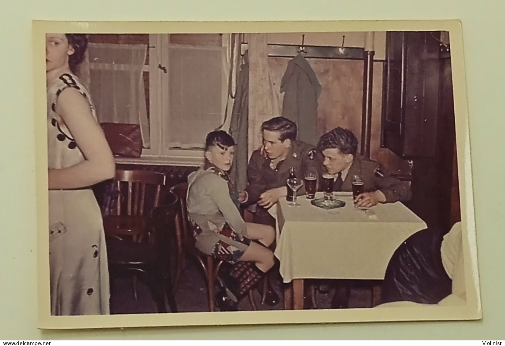 A Boy And Two Soldiers In A Pub - Personnes Anonymes