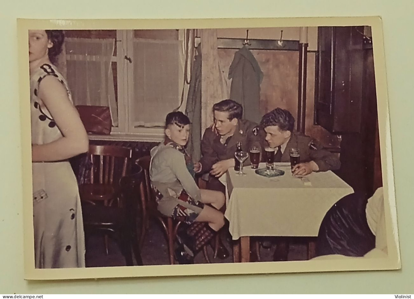 A Boy And Two Soldiers In A Pub - Personnes Anonymes