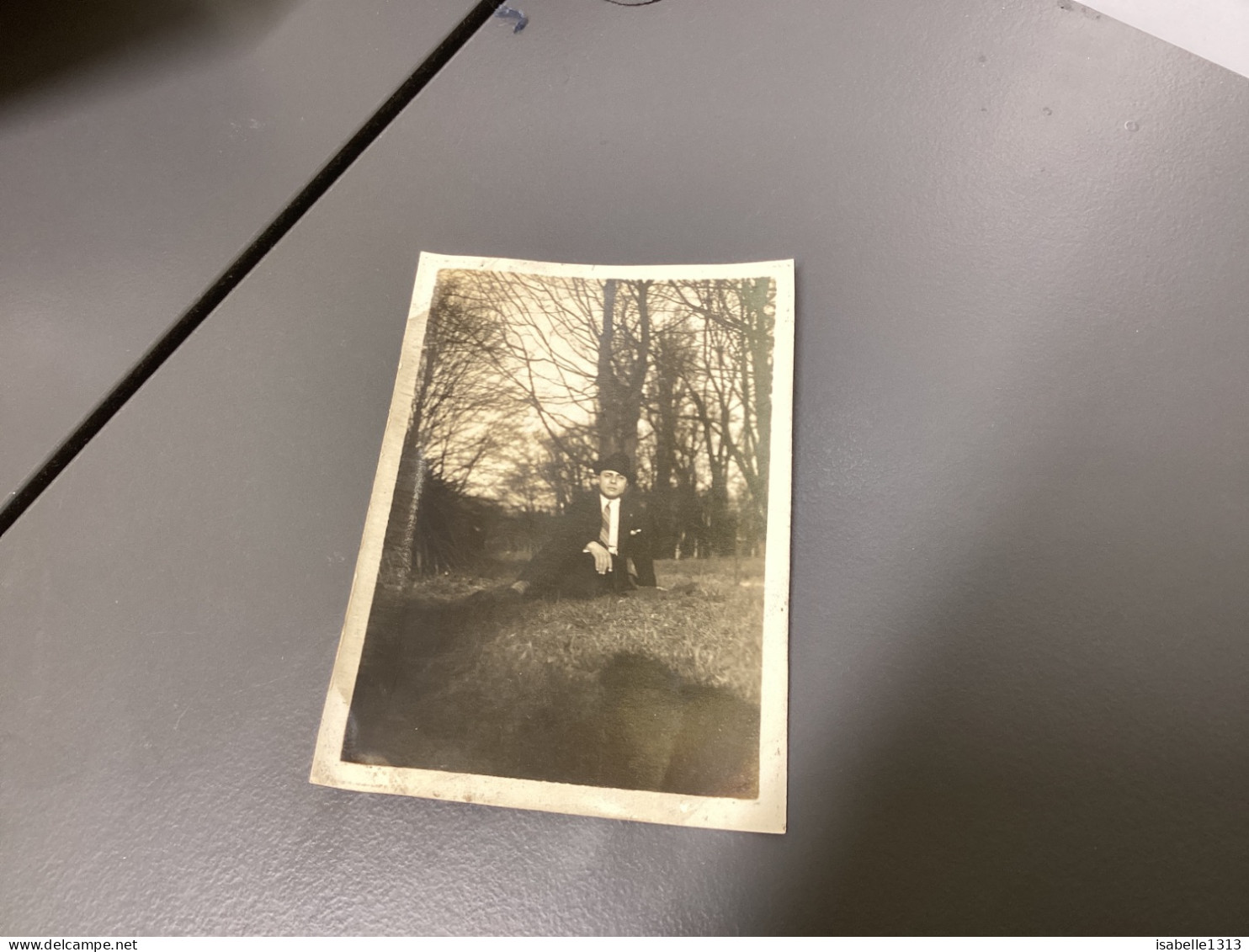 Photo Snapshot 1920 Cannes Bel Homme Bien Habillé Dans Un Jardin, Square Contre Un Arbre Jambes Croisé. - Anonymous Persons