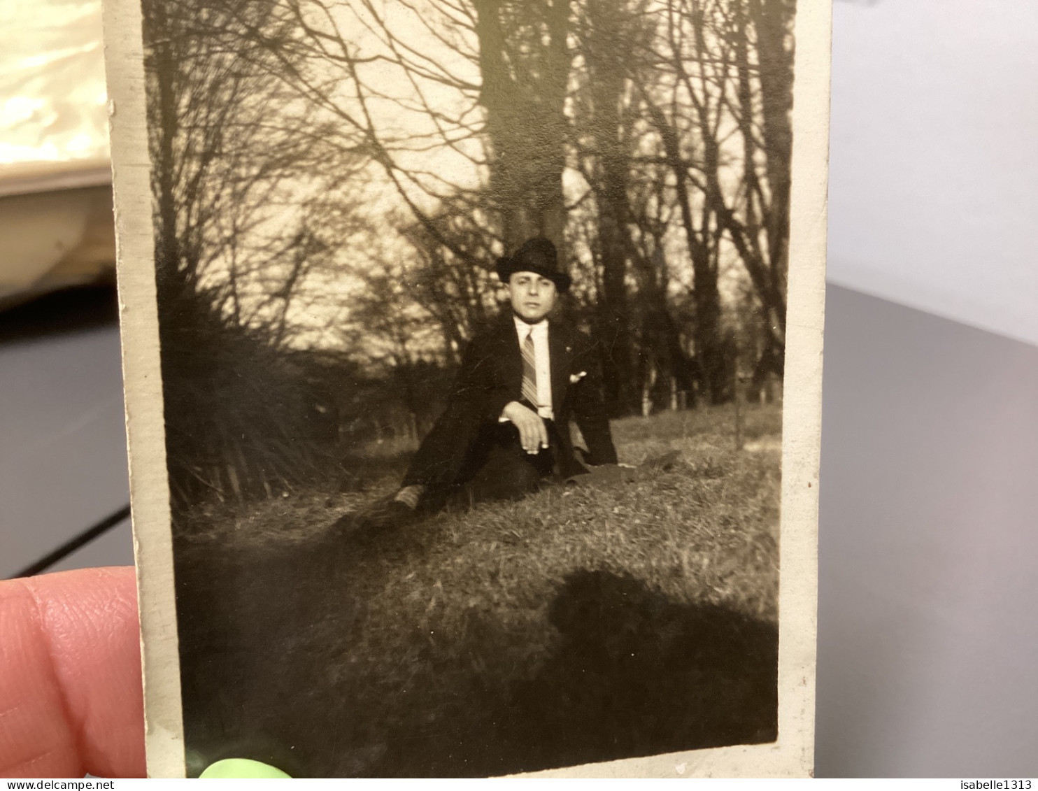 Photo Snapshot 1920 Cannes Bel Homme Bien Habillé Dans Un Jardin, Square Contre Un Arbre Jambes Croisé. - Anonymous Persons