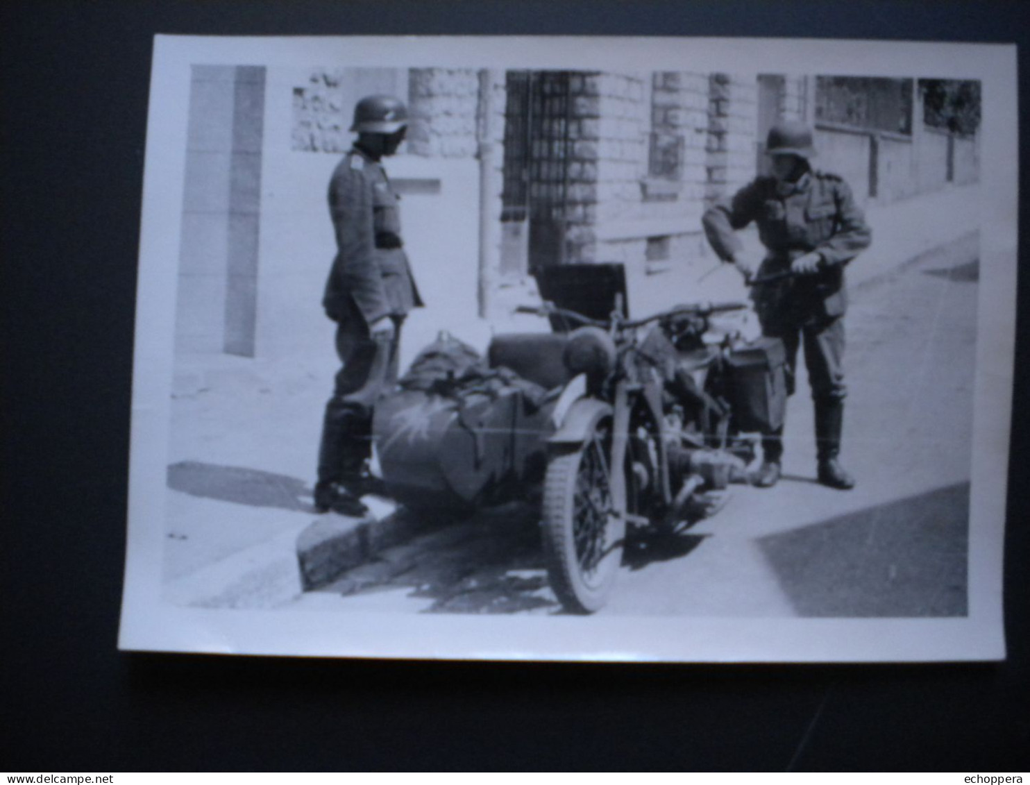 SIDECAR ZUNDAPP ET MILITAIRE A L ARRET - Unite A Decouvrir Selon L Insigne Sur Le Side - Guerre, Militaire