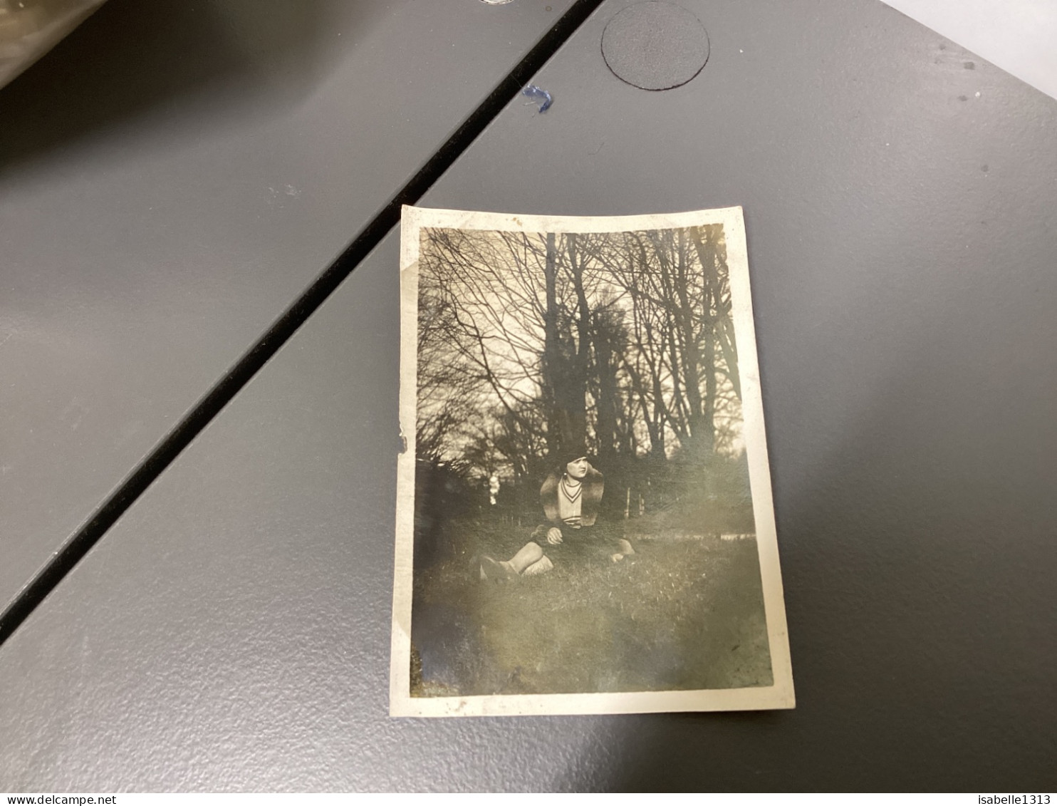 Photo Snapshot 1920 Cannes Belle Femme Bien Habillé Dans Un Jardin, Square Assise Par Terre, Fourrure, Arbre - Personnes Anonymes