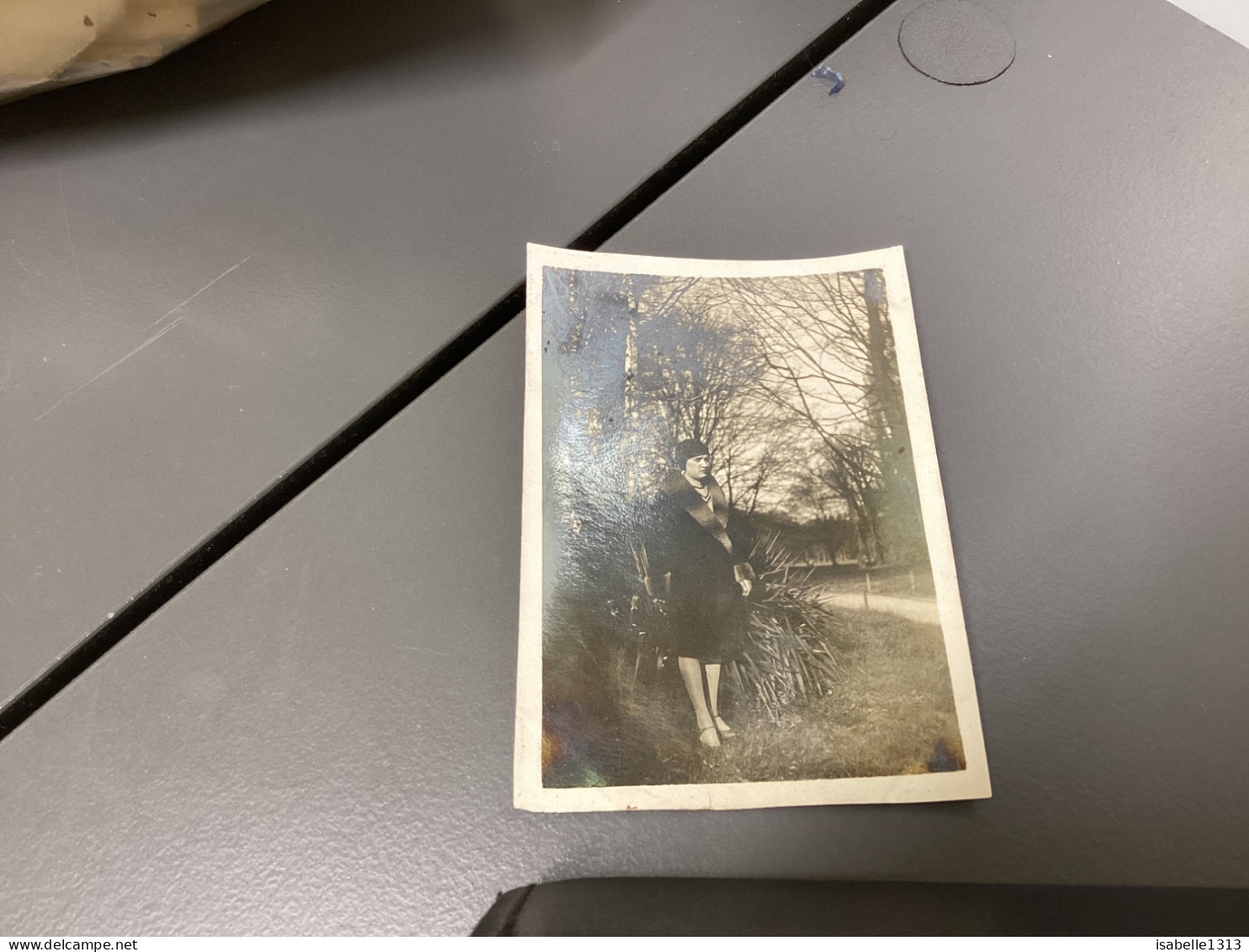 Photo Snapshot 1920 Cannes Belle Femme, Bien Habillée, Fourrure, Chapeau Contre Un Arbre Au Bord D’un Chemin, Square - Personnes Anonymes