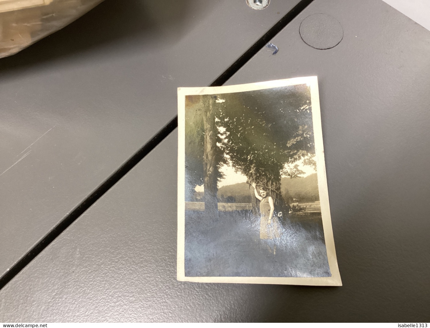 Photo Snapshot 1920 Cannes Belle Femme, Jeune Fille En Robe La Main En L’air Contre Un Arbre Montagne Derrière Derrière - Personnes Anonymes