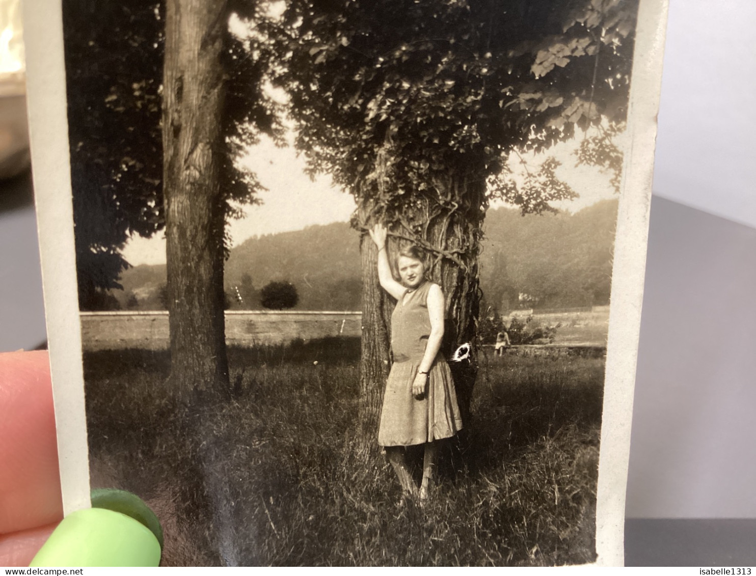 Photo Snapshot 1920 Cannes Belle Femme, Jeune Fille En Robe La Main En L’air Contre Un Arbre Montagne Derrière Derrière - Personnes Anonymes