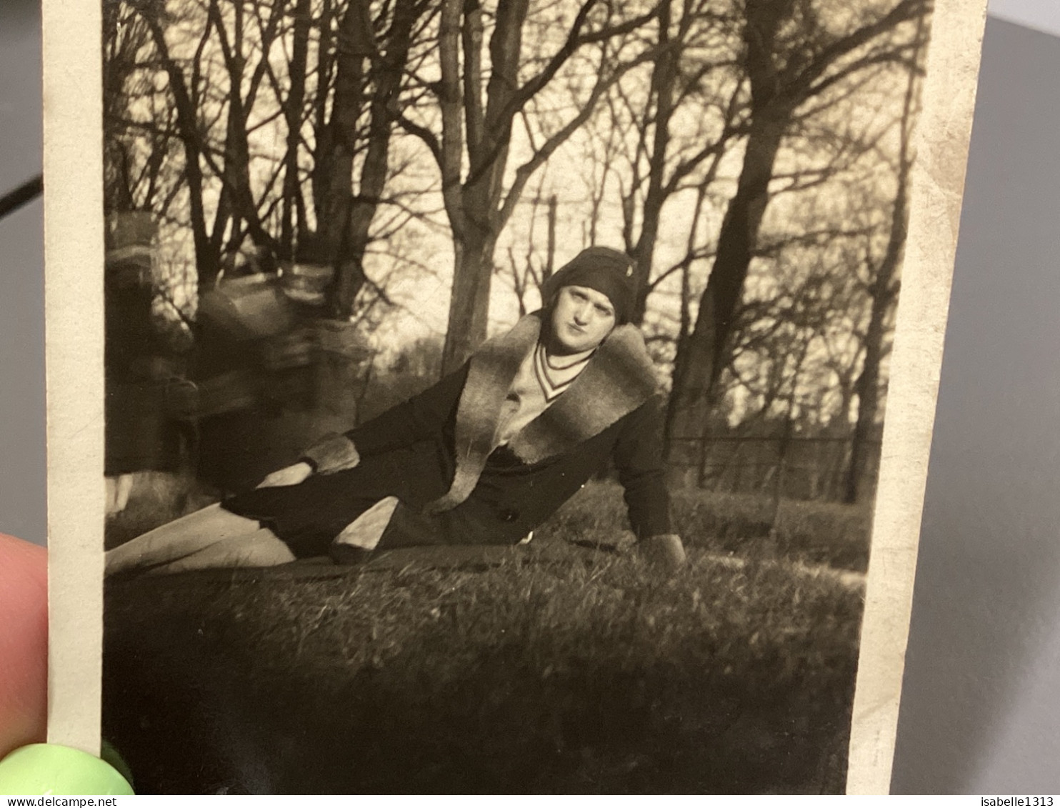 Photo Snapshot 1920 Cannes Belle Femme, Jeune Fille, Allongée Dans L’herbe Dans 1, Square, Parc Chapeau, Manteau Arbre - Personnes Anonymes