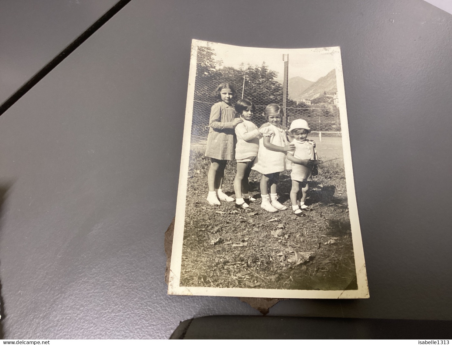 Photo Snapshot 1920 Cannes Beau Enfant, Fille, Garçon à La Queue Leu Leu L’intérieur, L’autre Contre Un Grillage - Personnes Anonymes