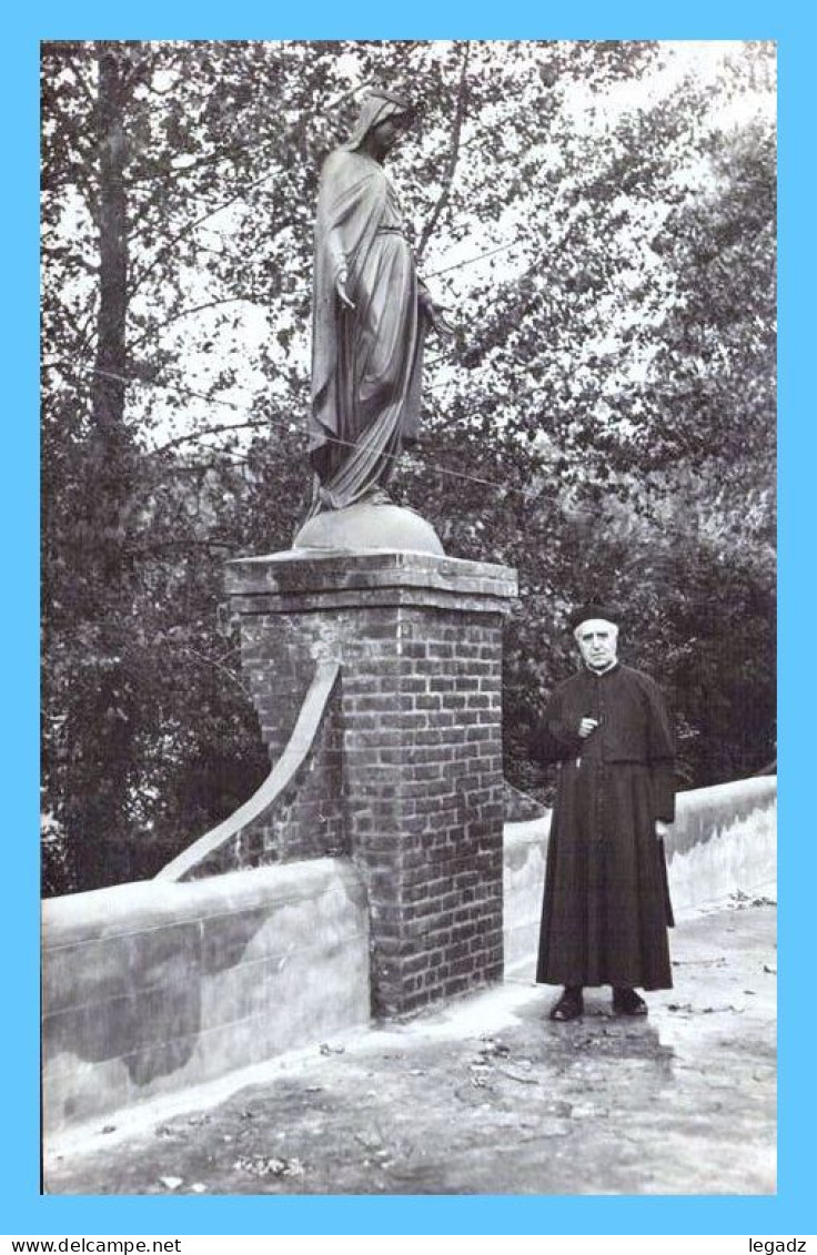 Carte Photo - Religion (Non Situé) - Curé Devant Statue De La Vierge - Otros & Sin Clasificación