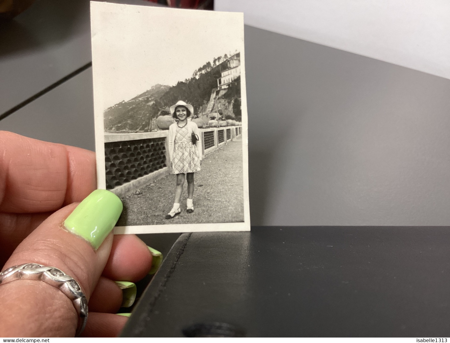 Photo Snapshot 1930 Théoule Sur Mer Petite Fille, Debout Qui Prend La Pause Avec Son Chapeau, Robe Collier Sac Sous épau - Personnes Anonymes