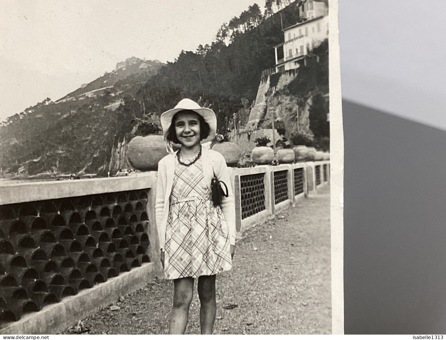 Photo Snapshot 1930 Théoule Sur Mer Petite Fille, Debout Qui Prend La Pause Avec Son Chapeau, Robe Collier Sac Sous épau - Personnes Anonymes