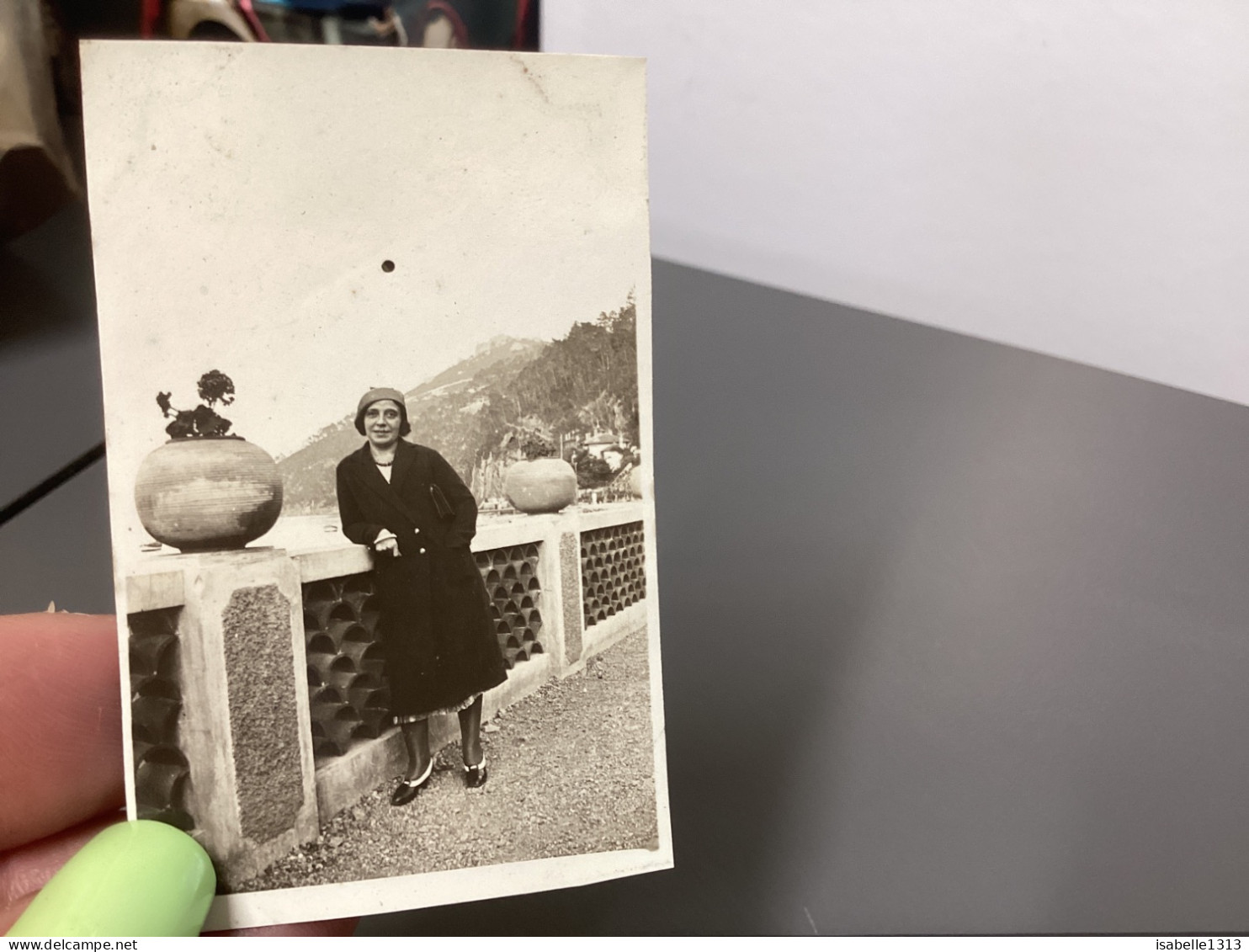 Photo Snapshot 1930 Théoule Sur Mer, Femme, Habillée En Noir Sur Une Terrasse, Belle Femme, Derrière Montagne - Personnes Anonymes