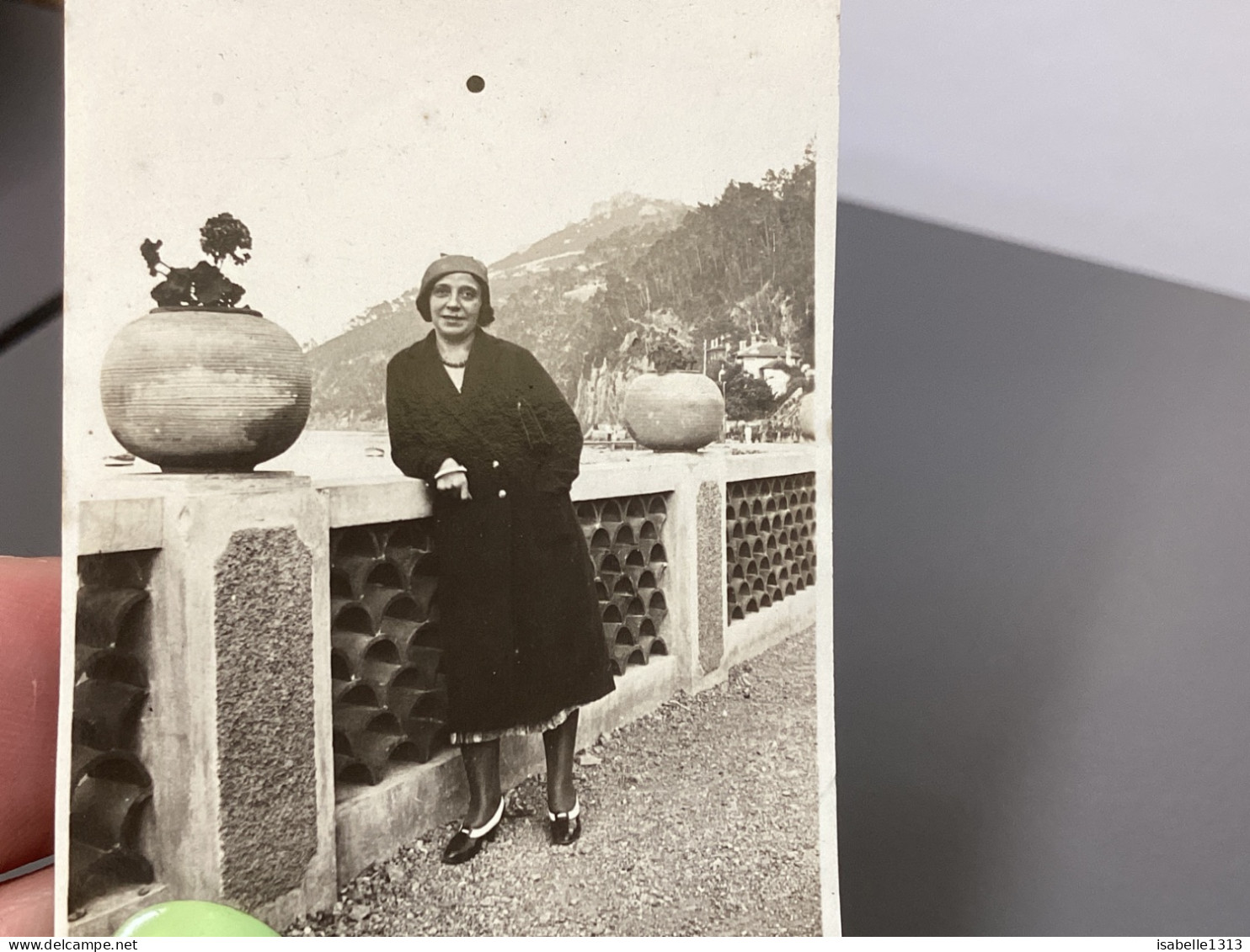 Photo Snapshot 1930 Théoule Sur Mer, Femme, Habillée En Noir Sur Une Terrasse, Belle Femme, Derrière Montagne - Personnes Anonymes