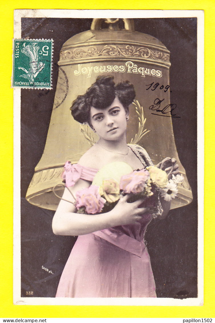 Paques-56P57 Joyeuses Paques Une Jeune Femme Avec Fleurs Et Oeuf, Une Grosse Cloche, Cpa BE - Pâques