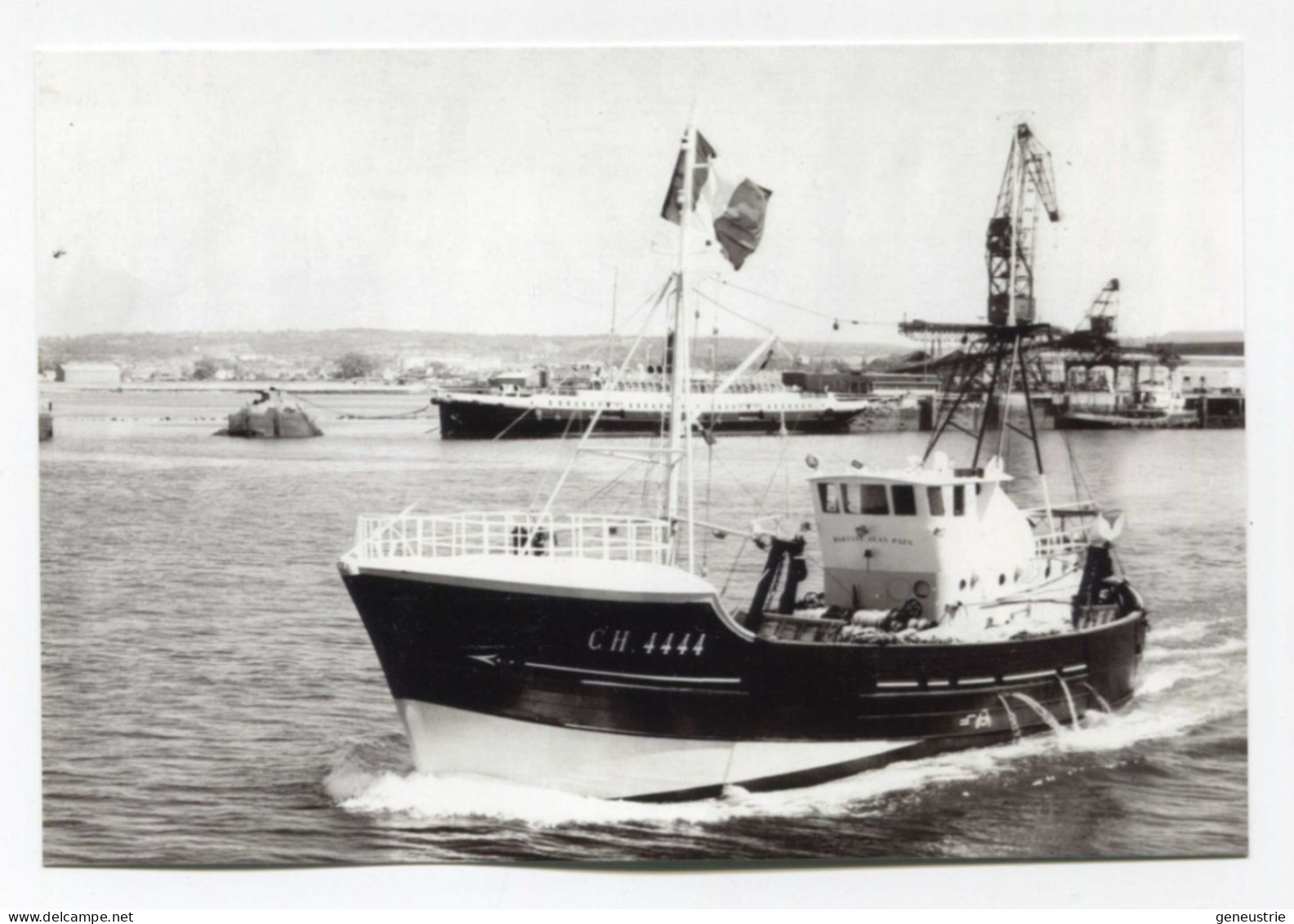 Carte-photo Moderne Le Chalutier Martine - Jean-Paul Avec En Arrière Plan Le Nomadic Transbordeur Du Titanic - Cherbourg - Cherbourg