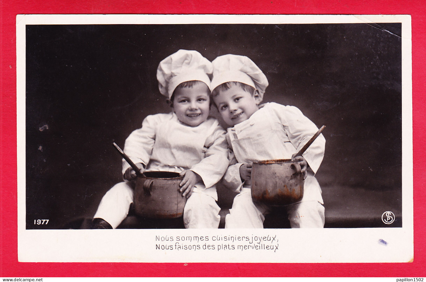 Enfants-239A19  Deux Enfants En Costume De Cuisiniers, Marmites Dans Les Mains - Autres & Non Classés