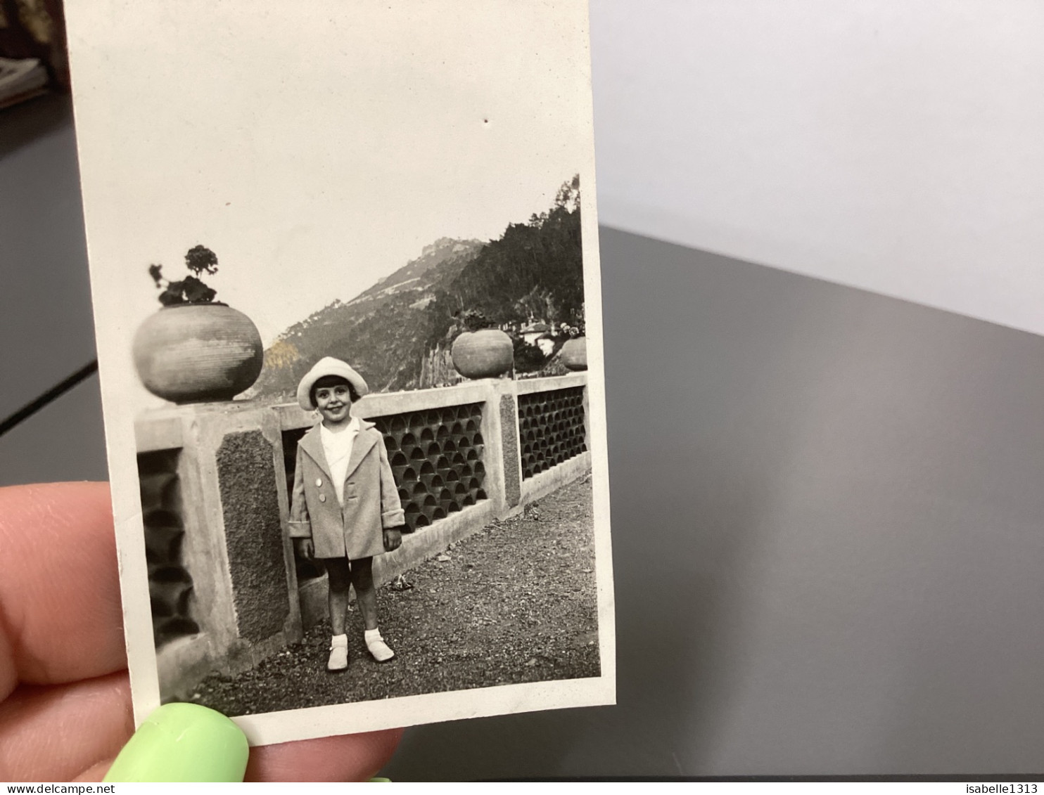 Photo Snapshot 1930 Théoule Sur Mer Petite Fille En Manteau Avec Chapeau. Belle Petite Fille Sur Une Terrasse Montagne D - Personnes Anonymes