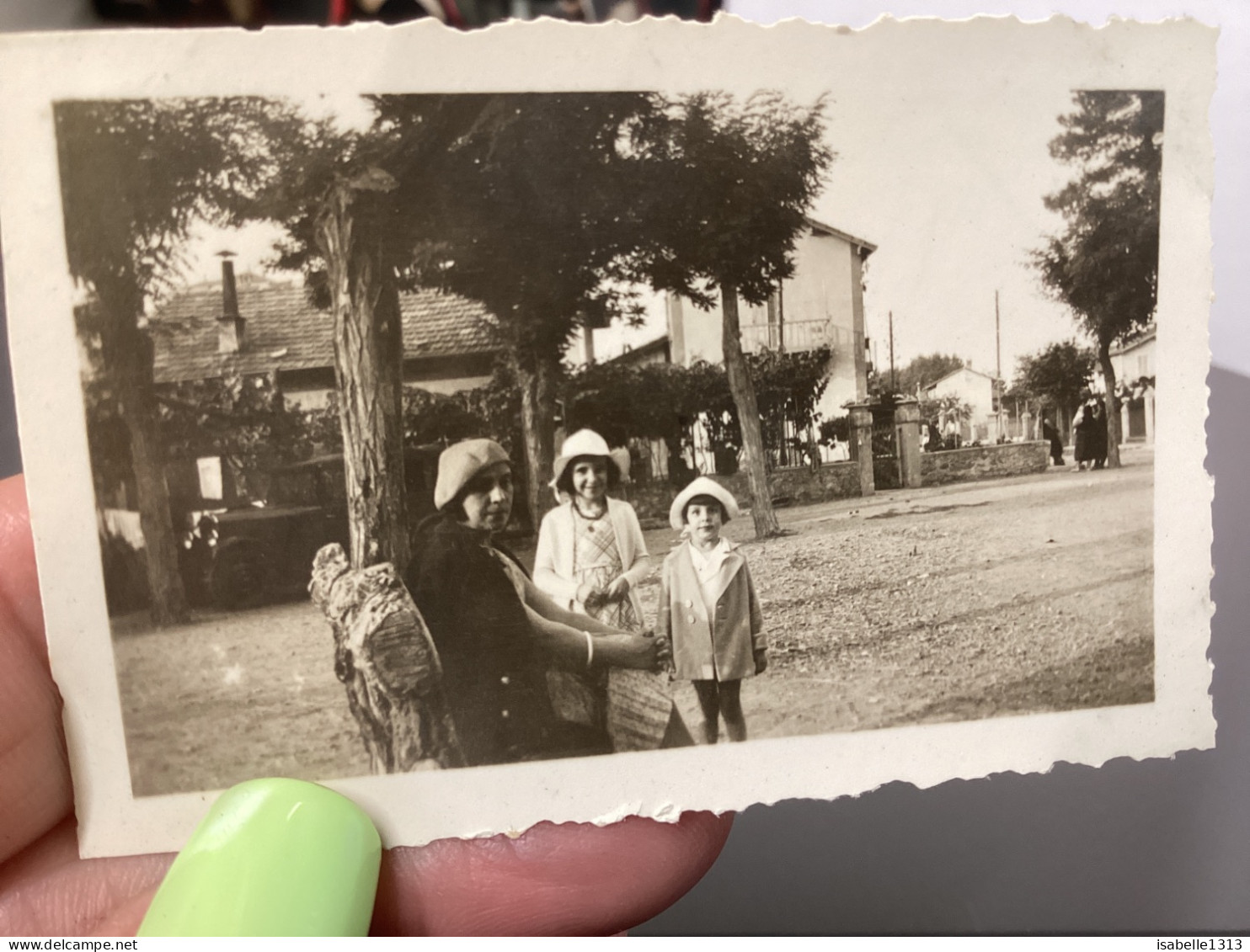 Photo Snapshot 1931 Théoule Sur Mer Femme, Assise Contre Un Arbre, Petite Fille, Bien Habillé En Robe, Chapeau, Chapeau, - Personnes Anonymes