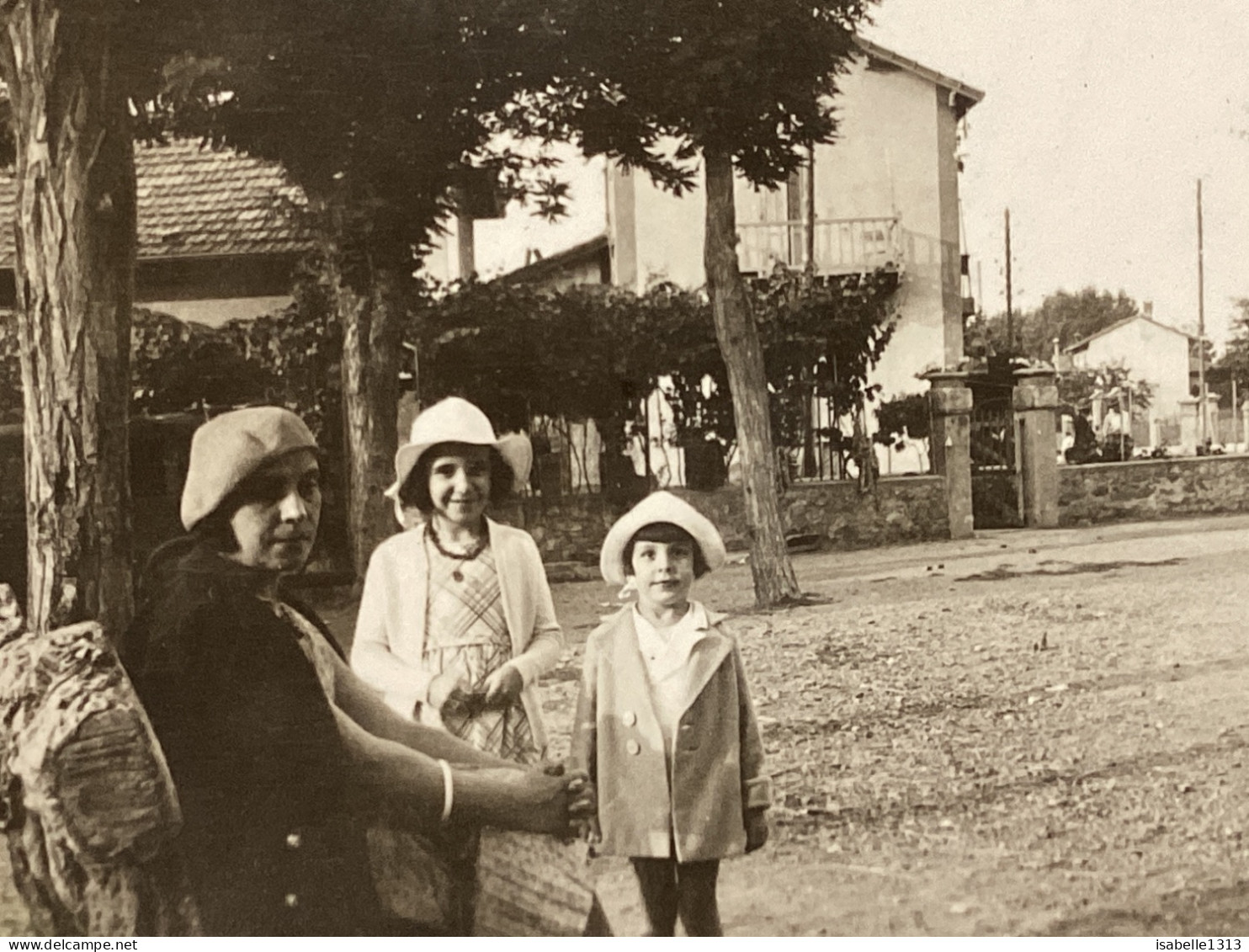 Photo Snapshot 1931 Théoule Sur Mer Femme, Assise Contre Un Arbre, Petite Fille, Bien Habillé En Robe, Chapeau, Chapeau, - Anonymous Persons